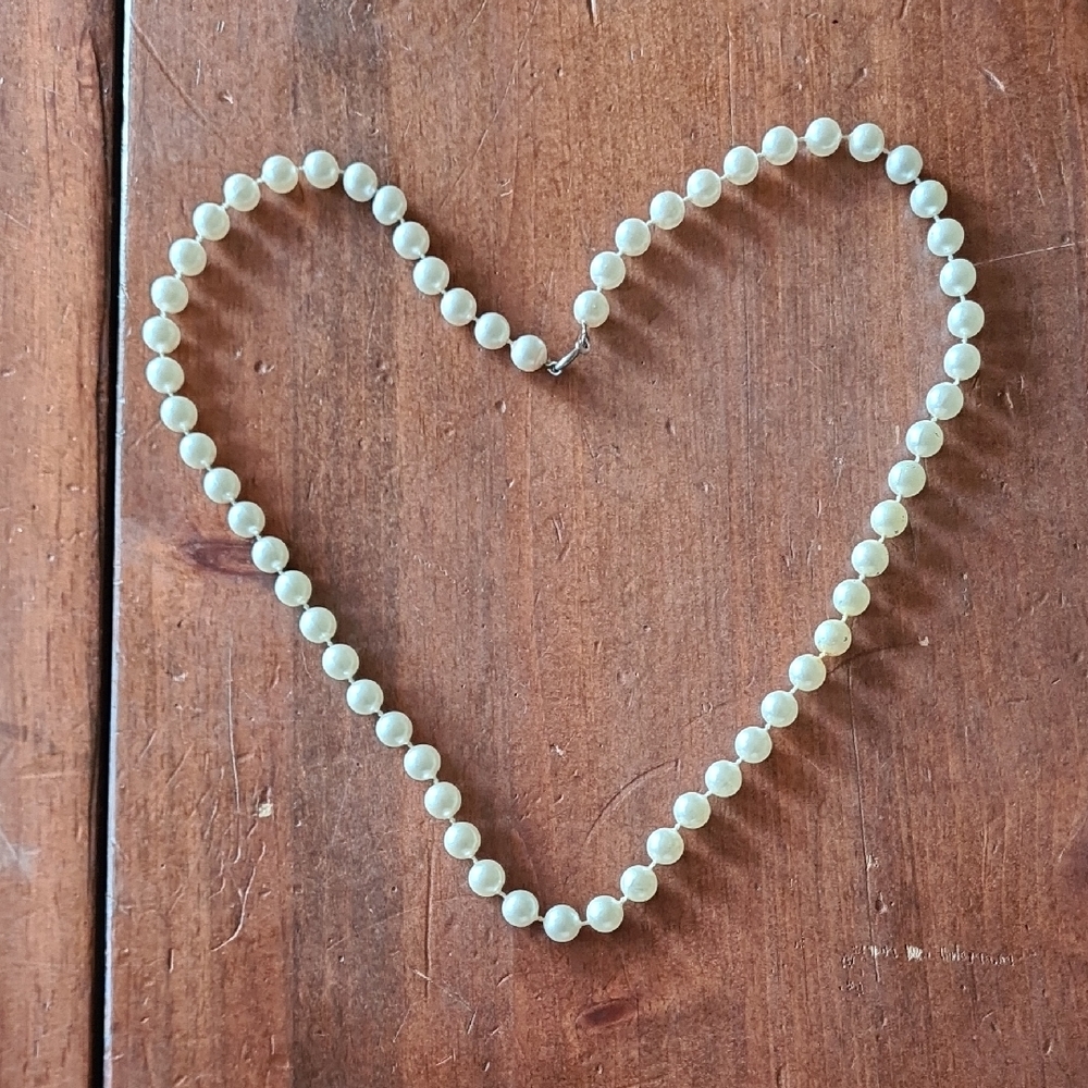 Elegant Faux Pearl Necklace